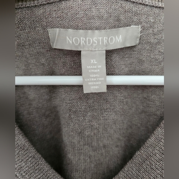 Nordstrom Size XL Mens Taupe Gray 100% Merino Wool V-Neck Pullover Vest Sweater - Picture 3 of 3